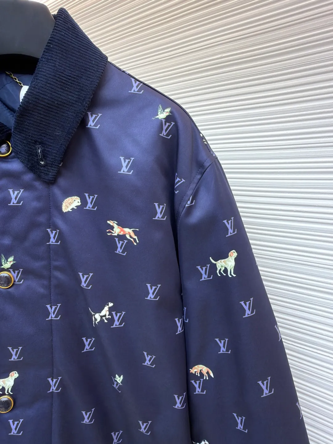 LOUIS VUITTON corduroy lapel animal print jacket ●Original version: 25500 purchased and developed ●Item number: 1681800-C00 ●Fabric: high-density polyester nylon fabric ●Technology: digital direct printing ●Color: blue ●Type: fitted version ●Weight: about 805 grams ●Size: 46-48-50-52 ●Description: This LOUIS VUITTON corduroy lapel jacket is made of high-density twill fabric base, and the surface is combined with corduroy texture splicing, taking into account both stiffness and soft touch. The body pattern uses digital direct printing technology to accurately print the LV logo and animal elements on the fabric. The color is full and not easy to fade. The collar is made of contrasting corduroy material, and the positioning and cutting process is used to ensure the alignment of the splicing; the front placket is equipped with metal buttons, and the surface of the buttons is matte-plated for a refined and durable texture. The version has a loose lapel design, and the shoulders and armholes are three-dimensionally cut, with precise stitching to improve the fit. The overall process pays attention to the details of pattern positioning and fabric splicing. The edges are overlocked to take into account brand recognition and practical wearability. It is recommended to hand wash to protect the printing and fabric texture. The overall wiring is straight and delicate, the fabric is comfortable and soft, and the color is consistent without color difference. It can be matched with the same style to create a fashionable look and control various occasions. Customized accessories, complete with three standards, same style for men and women!